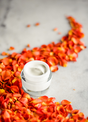 포토 JPG 해외이미지 꽃잎 사람없음 주황색 고급 피부관리 스킨케어 기초화장품 수분크림 해외202309 해외포토 꽃 컬러 컨셉 뷰티 화장품 파일형식