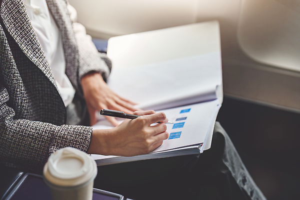 포토 JPG 해외이미지 라이프스타일 손 여자 여행 의자 비즈니스 사업가 통신 교통시설 성공 모바일 설계 비행기 관리 한명 앉기 동양인 정장 노트북 스마트폰 컴퓨터 잡기 업무 비즈니스우먼 항공 경영자 문서 승객 경영 대패 제어 밀레니얼 해외202309 해외포토 직업 1 옷 가구 교통 컨셉 항공교통 모션 대중교통 사람 인종 생활 신체부위 경제 전자제품 핸드폰 스마트기기 작업 직장인 시설 리더 파일형식