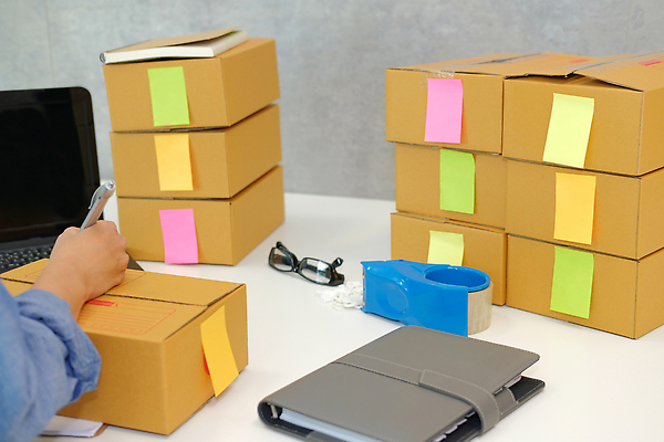 포토 JPG 해외이미지 손 안경 신체부위 노트북 상자 펜 공책 메모지 끈 책상 준비 테이프 분류 해외202309 해외포토 잡화 가구 문구용품 사람 전자제품 필기구 사무용품 파일형식