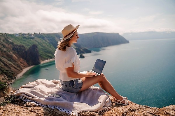 포토 JPG 해외이미지 직업 라이프스타일 여자 행복 바다 여행 컨셉 인터넷 비즈니스 텍스트 통신 휴가 직장 한명 사람 야외 파란색 노트북 컴퓨터 뷰티 여행객 공책 타이핑 키보드 업무 네트워크 선베드 멀리 온라인 프리랜서 해외202309 해외포토 1 감정 컬러 의자 회사 문구용품 생활 전자제품 작업 파일형식