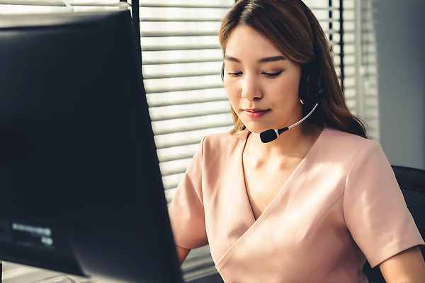 포토 JPG 해외이미지 여자 직장 실내 한명 동양인 정장 상반신 성인 앞모습 컴퓨터 헤드셋 타이핑 업무 블라인드 비즈니스우먼 텔레마케팅 통화 성인여자한명만 내려보기 해외202309 해외포토 1 옷 뷰포인트 음향기기 회사 비즈니스 모션 사람 인종 내부 전자제품 헤드폰 작업 커튼 직장인 서비스업 여자한명만 성인여자만 파일형식