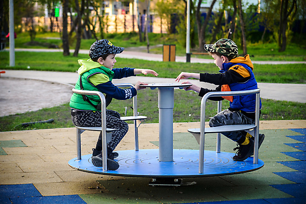 포토 JPG 해외이미지 주간 전신 남자 어린이 소년 야외 두명 옆모습 야외활동 놀이기구 놀이터 승차 회전 돌리기 소년만 해외202309 해외포토 자연요소 뷰포인트 모션 놀이 사람 남자만 어린이만 파일형식