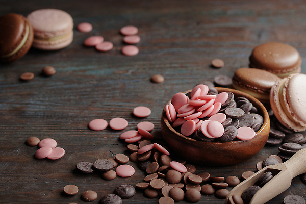 포토 JPG 해외이미지 접시 사람없음 갈색 초콜릿 달콤 마카롱 나무배경 해외202309 해외포토 식기 컬러 백그라운드 디저트 맛 파일형식