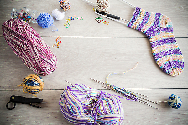 포토 JPG 해외이미지 양말 따뜻함 사람없음 하이앵글 고무줄 뜨개질 털실 공예 부드러움 실타래 뜨개도구 코바늘 해외202309 해외포토 뷰포인트 취미 도구 감각 실 파일형식