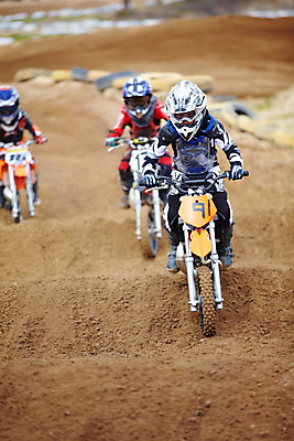 포토 JPG 해외이미지 전신 남자 길 성인 앞모습 세명 달리기 흙 자유 오토바이 익스트림스포츠 속도 트랙 성인남자만 해외202309 해외포토 스포츠 뷰포인트 컨셉 모션 사람 바이크 남자만 성인만 파일형식