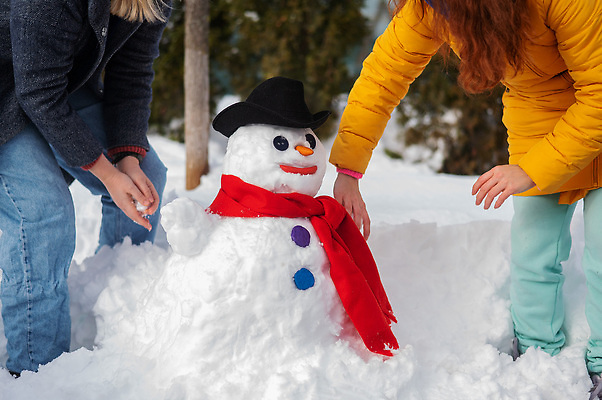 포토 JPG 해외이미지 여자 겨울 눈사람 단추 상반신 성인 두명 옆모습 설원 목도리 추위 하반신 눈 성인여자만 해외202309 해외포토 자연요소 잡화 계절 뷰포인트 날씨 눈_날씨 사람 여자만 성인만 파일형식