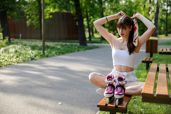 포토 JPG 해외이미지 나무 헤어스타일 공원 행복 얼굴 스포츠용품 벤치 자연 휴식 한명 사람 앉기 잔디 빛 태양 우주 목도리 산책 기쁨 스케이트 잡기 판넬 바퀴 쌍 보행로 그늘 날씬함 만족 회전 포니테일 앞머리 해외202309 해외포토 자연요소 식물 1 잡화 공공시설 감정 길 스포츠 컨셉 의자 모션 신체부위 몸매 오브젝트 생태계 파일형식