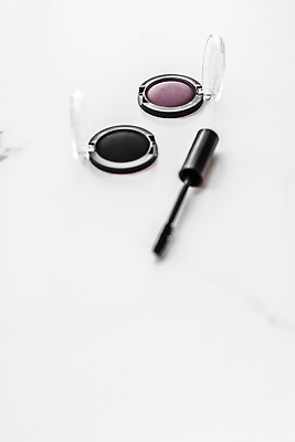 포토 JPG 해외이미지 사람없음 보라색 검은색 원형 흰배경 마스카라 대리석 아이섀도 마블링 카피스페이스 해외202309 해외포토 도형 컬러 백그라운드 재료 화장품 공백 흰색 파일형식