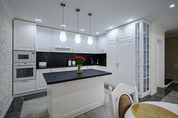 포토 JPG 해외이미지 디자인 꽃 섬 가구 의자 탁자 새로움 바닥 아파트 주택 실내 사람없음 내부 장식 빛 문 우주 주방 검은색 기계 방 가전제품 흰색 재산 고급 수리 오븐 계산대 캐비닛 천장 냅킨 대리석 진짜 주도 해외202309 해외포토 식물 컬러 생활용품 컨셉 재료 건물 금융 예절 사물함 파일형식