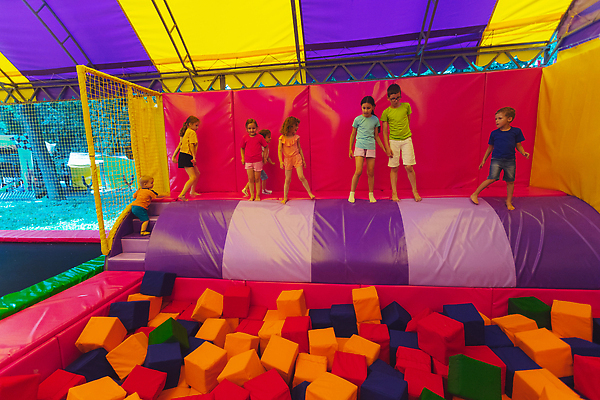 포토 JPG 해외이미지 라이프스타일 행복 어린이 컬러 장난 놀이 휴가 함께함 건강 미소 사람 소년 여러명 컬러풀 장난감 뷰티 파티 점프 블록 유치원 기쁨 방 게임 표현 센터 미끄럼틀 놀이터 작음 큐브 부드러움 해외202309 해외포토 교육 남자 감정 다수 컨셉 모션 표정 이벤트 생활 감각 놀이기구 크기 파일형식