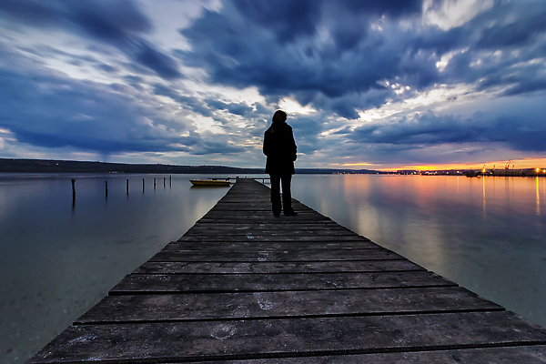 포토 JPG 해외이미지 실루엣 호수 바다 여행 백그라운드 자연 하늘 아침 휴가 휴식 사람없음 야외 목재 물 파란색 컬러풀 태양 뷰티 반사 일출 항구 어둠 황혼 일몰 새벽 만 투명 보트 방파제 블러 혼자 수평선 카피스페이스 해외202309 해외포토 주간 자연요소 나무 공공시설 컬러 컨셉 배_교통 재료 교통시설 촬영기법 노을 공백 생태계 파일형식