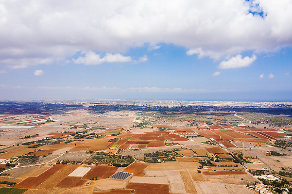 포토 JPG 해외이미지 여행 밭 농업 자연 휴가 안테나 파노라마 사람없음 빨간색 파란색 햇빛 환경 지중해 장면 항공촬영 수평선 해외202309 해외포토 산업 바다 뷰포인트 컬러 통신 촬영기법 태양 생태계 파일형식