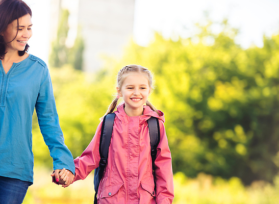 포토 JPG 해외이미지 학생 공원 여학생 여자 교육 딸 행복 어린이 배낭 학교 자연 엄마 함께함 관리 미소 사람 성인 야외 두명 스터디 맑음 만남 잡기 가르침 신학기 성적 최초 기관 해외202309 해외포토 공공시설 감정 컨셉 가방 가족 모션 날씨 표정 학습 생태계 파일형식