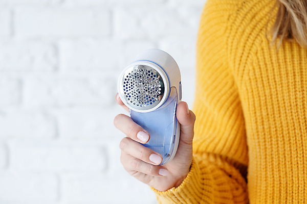 포토 JPG 해외이미지 옷 여자 한명 상반신 성인 앞모습 니트 정리 손질 보풀 성인여자한명만 보풀제거기 해외202309 해외포토 1 뷰포인트 상의 사람 가전제품 여자한명만 성인여자만 파일형식