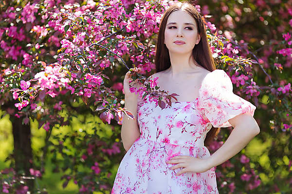 포토 JPG 해외이미지 나무 원피스 여자 꽃 허리손 자연 한명 상반신 성인 앞모습 잡기 화려 성인여자한명만 해외202309 해외포토 식물 1 옷 뷰포인트 포즈 컨셉 모션 사람 생태계 여자한명만 성인여자만 파일형식