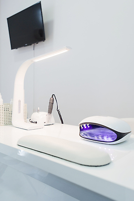 포토 JPG 해외이미지 직업 디자인 백그라운드 의자 탁자 새로움 주택 실내 건강 병원 사람없음 내부 치료 빛 약 상점 금속 장비 흰색 기구 도구 공구 램프 업무 못 고급 우아함 손톱관리 오브젝트 서비스 돌봄 자외선 철강 해외202309 해외포토 컬러 가구 컨셉 의학 모션 재질 조명 건물 작업 네일아트 파일형식