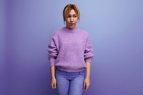 포토 JPG 해외이미지 모델 직업 응시 옷 여자 컬러 백그라운드 비즈니스 실내 한명 사람 성인 파란색 빛 금발 사무실 뷰티 우주 보라색 놀람 재킷 라벤더 라일락 고립 해외202309 해외포토 1 헤어스타일 시선 꽃 감정 표정 내부 외투 허브 파일형식