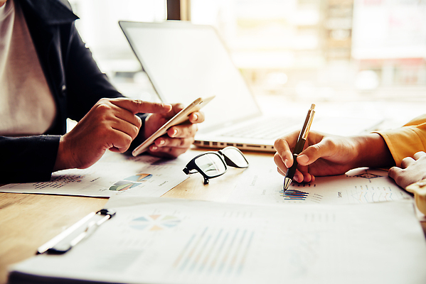 포토 JPG 해외이미지 직업 생각 인터넷 비즈니스 통신 통계 탁자 회의 모바일 협력 아이디어 대화 사람없음 스마트폰 컴퓨터 글로벌 사무실 디지털 공책 작업 비즈니스맨 비즈니스우먼 네트워크 그룹 계획 토론 디자이너 분석 오브젝트 회계 거짓 다락방 마케팅 세미나 프로젝트 목업 브레인스토밍 해외202309 해외포토 여자 남자 가구 컨셉 문구용품 말하기 경제 전자제품 핸드폰 스마트기기 직장인 파일형식