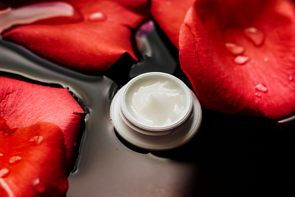 포토 JPG 해외이미지 꽃잎 사람없음 빨간색 물방울 고급 피부관리 스킨케어 기초화장품 수분크림 해외202309 해외포토 꽃 컬러 컨셉 뷰티 화장품 파일형식