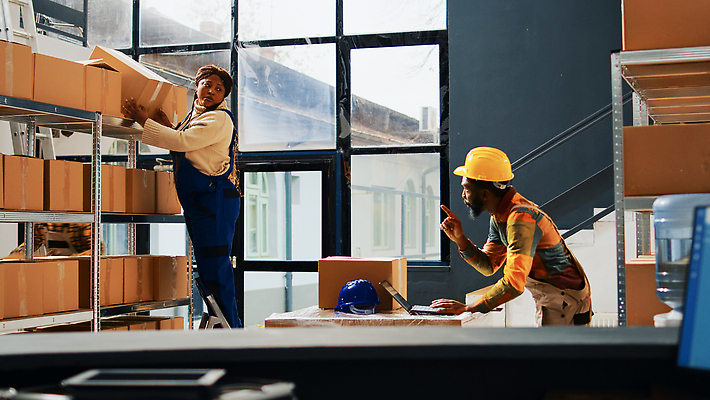 포토 JPG 해외이미지 여자 남자 흑인 노동자 실내 들기 상반신 성인 두명 옆모습 상자 가리킴 작업 안전모 물류창고 성인만 해외202309 해외포토 서양인 직업 뷰포인트 모션 사람 손짓 내부 헬멧 안전장비 창고 파일형식