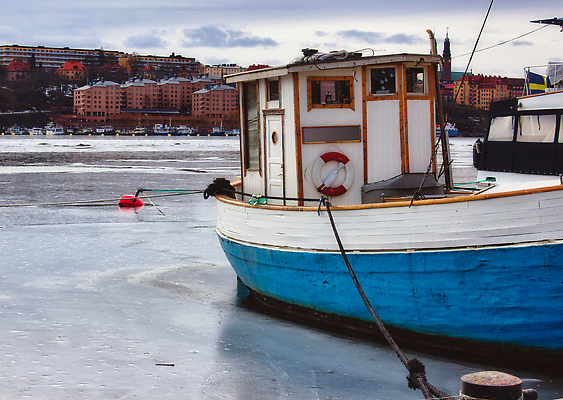 포토 JPG 해외이미지 라이프스타일 바다 여행 겨울 낚시 날씨 스웨덴 어류 사람없음 목재 물 파란색 강 컬러풀 항구 냉동 얼음 추위 흰색 신선 잡기 도시 만 그리기 어선 보트 그림 함선 서리 장면 낚시꾼 포트 닻 스칸디나비아 스톡홀름 옛날 비어있는 해외202309 해외포토 자연요소 나무 계절 컬러 배_교통 재료 교통시설 모션 레저 북유럽 생활 수중동물 파일형식