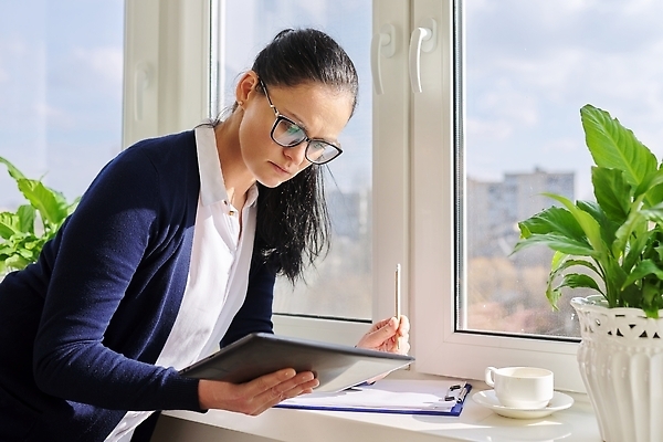 포토 JPG 해외이미지 백인 직업 1 응시 여자 안경 운동화 인터넷 비즈니스 사업가 통신 창문 노동자 실내 한명 서기 사람 성인 컴퓨터 사무실 뷰티 알약 디지털 교사 흰색 잡기 도시 업무 작업 비즈니스우먼 무선전화기 경영자 변호사 가정교사 정신과의사 카피스페이스 카운슬러 해외202309 해외포토 서양인 시선 잡화 컬러 신발 모션 내부 전자제품 약 공백 의사 직장인 상담원 전화기 리더 파일형식