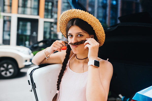 포토 JPG 해외이미지 백인 행복 여행 자동차 청소년 휴가 항해 한명 서기 미소 여름 여행객 여행가방 짐 준비 주말 패키지 수납 짐싸기 해외202309 해외포토 서양인 1 계절 감정 육상교통 배_교통 가방 모션 표정 사람 파일형식