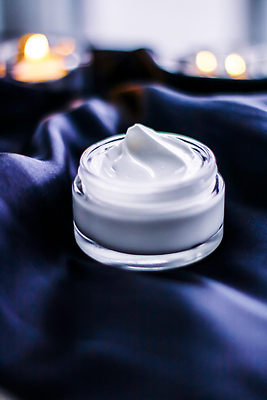 포토 JPG 해외이미지 사람없음 고급 실크 피부관리 파란배경 스킨케어 기초화장품 수분크림 해외202309 해외포토 백그라운드 컨셉 파란색 뷰티 화장품 직물 파일형식