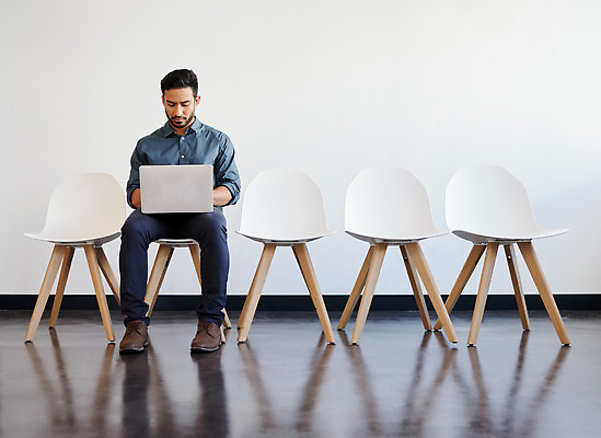 포토 JPG 해외이미지 전신 남자 의자 비즈니스 한명 앉기 성인 노트북 집중 성인남자한명만 해외202309 해외포토 1 가구 컨셉 모션 사람 전자제품 남자한명만 성인남자만 파일형식