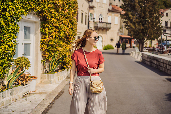 포토 JPG 해외이미지 유럽 아들 여행 백그라운드 건축양식 가족 자국 산 거리 안테나 한명 소년 야외 뷰티 여행객 마을 일몰 하이킹 도시 만 보트 성 역사 아빠 크루즈 타운 구시가지 랜드마크 몬테네그로 발칸반도 옛날 해외202309 해외포토 1 건축물 남자 건축 나라 어린이 배_교통 통신 관계 레저 사람 노을 파일형식