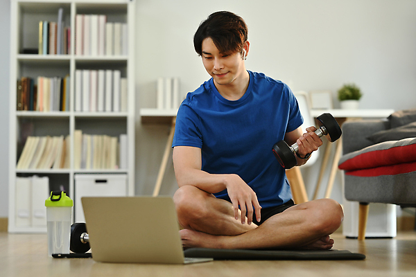 포토 JPG 해외이미지 전신 남자 여유 휴식 실내 한명 들기 동양인 성인 앞모습 노트북 운동 아령 주말 성인남자한명만 해외202309 해외포토 1 감정 뷰포인트 컨셉 모션 건강 사람 인종 내부 전자제품 남자한명만 성인남자만 파일형식