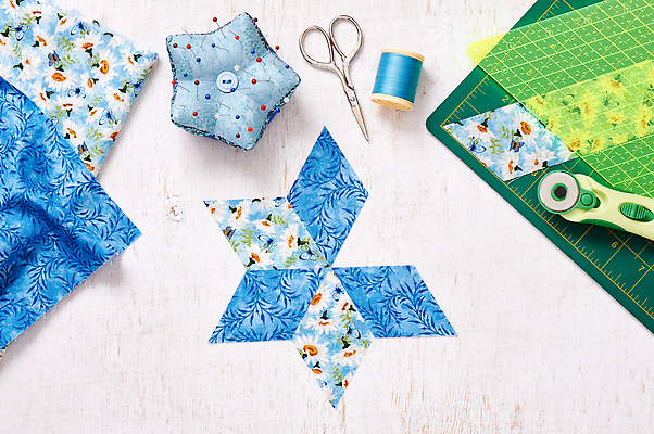 포토 JPG 해외이미지 디자인 별 조각 자 사람없음 매트 직물 면 칼날 실 바느질 자르기 천 회전 다이아몬드 마름모 실타래 수공예 커터 퀼트 핸드메이드 해외202309 해외포토 자연요소 도형 모션 문구용품 보석 공예 파일형식