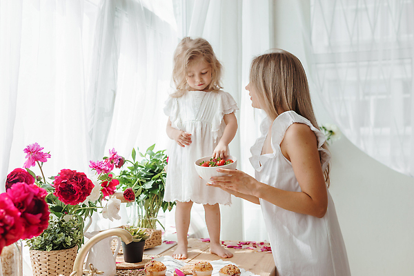 포토 JPG 해외이미지 그릇 원피스 여자 꽃 어린이 딸기 상반신 성인 두명 옆모습 금발 바구니 흰색 커튼 머핀 여자만 소녀만 해외202309 해외포토 식물 헤어스타일 식기 옷 빵 뷰포인트 컬러 과일 사람 어린이만 파일형식