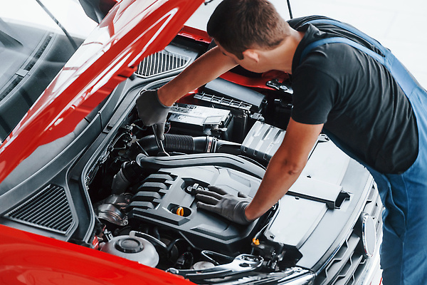 포토 JPG 해외이미지 남자 자동차 한명 상반신 성인 옆모습 기계 작업 오픈 기술자 수리 고장 열정 정비공 보닛 교체 자동차정비 정비소 성인남자한명만 해외202309 해외포토 직업 1 감정 육상교통 뷰포인트 사람 남자한명만 성인남자만 파일형식