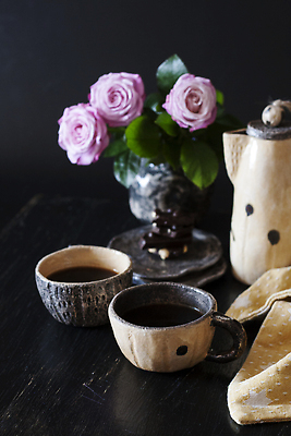 포토 JPG 해외이미지 커피 백그라운드 아침 사람없음 컵 장미 노란색 초콜릿 검은색 낭만 견과류 아침식사 냅킨 단절 해외202309 해외포토 주간 식기 꽃 음료 컬러 컨셉 디저트 식사 파일형식