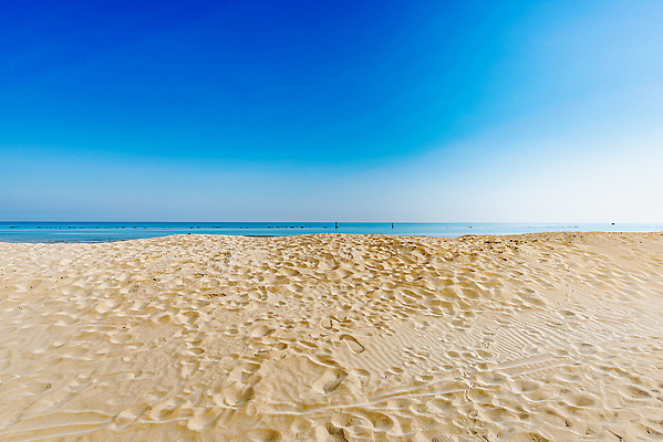 포토 JPG 해외이미지 계절 유럽 모래 파도 바다 여행 하늘 휴가 휴식 파노라마 풍경 해변 사람없음 야외 물 여름 파란색 태양 뷰티 맑음 봄 이탈리아 지중해 장면 수평선 해외202309 해외포토 자연요소 나라 컬러 컨셉 날씨 촬영기법 파일형식