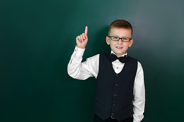 포토 JPG 해외이미지 백인 학생 라이프스타일 응시 여자 교육 남자 행복 안경 얼굴 어린이 남학생 백그라운드 컨셉 배낭 손가락 교실 학교 성공 아이디어 한명 미소 사람 소년 책 스터디 유행 검은색 칠판 유치원 기쁨 스마트 고립 멍청이 초보 스타일 해외202309 해외포토 서양인 1 손 시선 잡화 감정 컬러 가방 표정 생활 신체부위 학습 파일형식