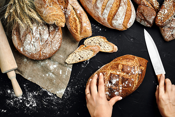 포토 JPG 해외이미지 손 빵 조각 단면 신체부위 여러개 잡기 밀 밀가루 제빵 밀대 식칼 핸드메이드 해외202309 해외포토 음식 다수 모션 주방용품 곡류 사람 제과제빵 가루 파일형식