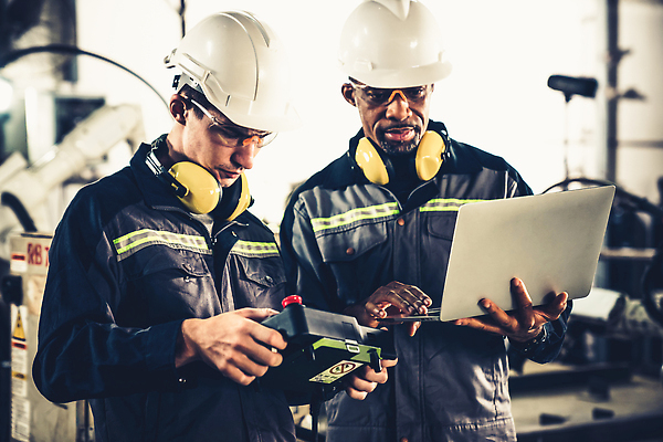 포토 JPG 해외이미지 남자 산업 공장 노동자 고글 작업복 들기 상반신 성인 두명 노트북 헤드셋 기계 과학기술 작업 엔지니어 안전모 컨트롤 프로그래밍 성인남자만 내려보기 해외202309 해외포토 직업 옷 음향기기 공업 모션 기술 사람 전자제품 헤드폰 기술자 헬멧 안전장비 개발 남자만 성인만 파일형식