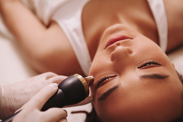 포토 JPG 해외이미지 여자 얼굴 건강 병원 한명 동양인 치료 청춘 뷰티 약 상점 일본 기계 화장품 장비 의사 기구 신선 마사지 미용사 소중 피부 피부관리 닦기 테라피 여드름 순서 돌봄 위생관리 조이기 해외202309 해외포토 직업 1 아시아 컨셉 의학 모션 관리 사람 인종 신체부위 의료진 파일형식