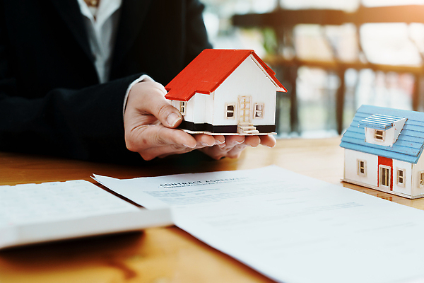 포토 JPG 해외이미지 남자 비즈니스 부동산 주택 한명 들기 상반신 성인 앞모습 모형 거래 중개인 문서 성인남자한명만 해외202309 해외포토 직업 1 뷰포인트 모션 사람 건물 재산 남자한명만 성인남자만 파일형식