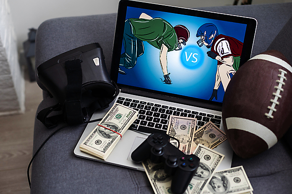 포토 JPG 해외이미지 돈 사람없음 노트북 럭비 도박 게임기 럭비공 해외202309 해외포토 공 전자제품 구기 재산 럭비용품 파일형식