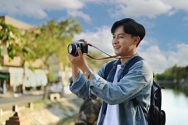 포토 JPG 해외이미지 남자 태국 한명 들기 동양인 상반신 성인 야외 옆모습 아웃포커스 카메라 마을 사진촬영 태국여행 성인남자한명만 해외포토 1 아시아 뷰포인트 해외여행 모션 촬영기법 사람 인종 전자제품 촬영 남자한명만 성인남자만 파일형식