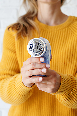 포토 JPG 해외이미지 옷 여자 한명 들기 상반신 성인 앞모습 니트 정리 손질 보여주기 보풀 성인여자한명만 보풀제거기 해외202309 해외포토 1 뷰포인트 상의 모션 사람 가전제품 여자한명만 성인여자만 파일형식