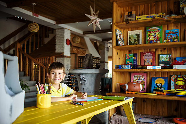 포토 JPG 해외이미지 백인 응시 교육 행복 종이 얼굴 어린이 흑인 학교 탁자 수업 주택 실내 미술 한명 사람 앉기 소년 취미 학습 컬러풀 연필 펜 유치원 놀이방 방 육아 흰색 그리기 작음 그림 예술가 테라피 개발 색칠공부 초보 혼자 해외202309 해외포토 서양인 1 시선 남자 감정 컬러 가구 모션 문화예술 학용품 내부 건물 신체부위 필기구 뷰티 색칠 크기 파일형식