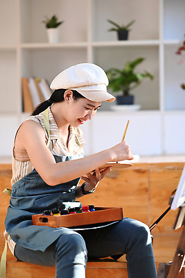 포토 JPG 해외이미지 식물 여자 화분 미술 한명 웃음 앉기 동양인 상반신 성인 계단 앞치마 물감 붓 그리기 팔레트 이젤 그림 캔버스 나무쟁반 성인여자한명만 해외202309 해외포토 1 모션 문화예술 쟁반 표정 사람 인종 목재 미술도구 여자한명만 성인여자만 파일형식