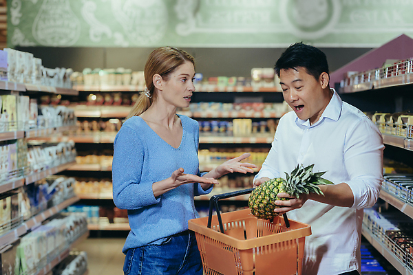 포토 JPG 해외이미지 응시 여자 남자 말하기 대화 들기 동양인 상반신 성인 두명 옆모습 쇼핑 장보기 파인애플 마트 쇼핑바구니 성인만 해외202309 해외포토 시선 뷰포인트 과일 모션 사람 인종 상점 열대과일 파일형식