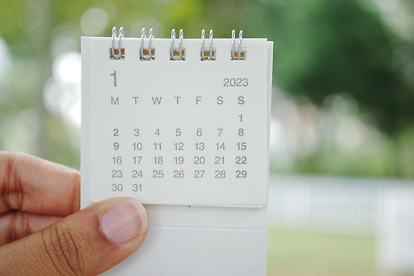 포토 JPG 해외이미지 설계 새해 이벤트 사람없음 파란색 노트북 연필 펜 달력 긴급 일주일 선택 목표 계획 책상 1월 월 마감 조언 처음 해외202309 해외포토 컬러 가구 컨셉 학용품 전자제품 필기구 날짜 파일형식