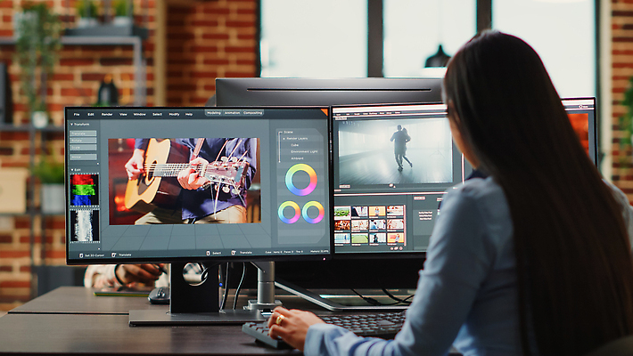 포토 JPG 해외이미지 손 여자 창문 벽돌 실내 한명 상반신 성인 뒷모습 신체부위 그래픽 모니터 키보드 그래픽디자이너 성인여자한명만 영상편집 해외202309 해외포토 1 뷰포인트 사람 내부 컴퓨터 디자이너 여자한명만 성인여자만 파일형식