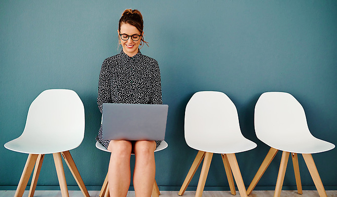 포토 JPG 해외이미지 여자 의자 비즈니스 한명 앉기 성인 노트북 성인여자한명만 안경낌 해외202309 해외포토 1 안경 가구 모션 사람 전자제품 여자한명만 성인여자만 파일형식